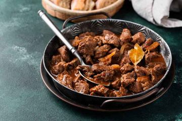 Pada buku Bahasa Indonesia Kelas XII Kurikulum Merdeka Bab 5, halaman 164, terdapat soal Tabel 5.5 tentang filosofi rendang. 