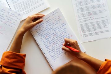 6 Struktur atau Anatomi Esai, Materi Bahasa Indonesia Kelas XII Kurikulum Merdeka