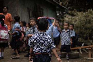 Individu di masyarakat melakukan sosialisasi dengan individu atau kelompok lain.