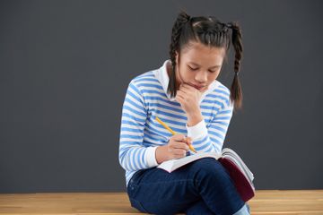 Pada buku Bahasa Indonesia Kelas VIII Kurikulum Merdeka Bab 6, halaman 180, terdapat soal Tabel 6.2.