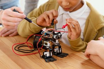 Jawab Soal Bahasa Indonesia Pertanyaan Tulisan 'Pada Masa Depan, Robot akan Menggantikan Pekerjaan Manusia', Kelas VI Kurikulum Merdeka, Bab 8