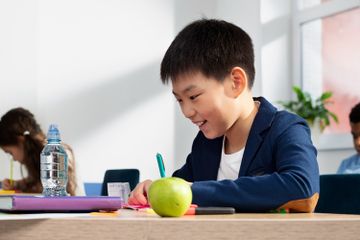 Pada buku Bahasa Indonesia Kelas IX Kurikulum Merdeka Bab 6, halaman 167, terdapat soal pertanyaan tentang teks.