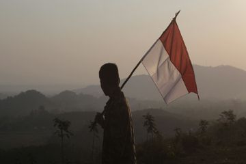 Banyak kawasan Indonesia yang berbatasan secara langsung dengan negara-negara lain, baik darat maupun laut.