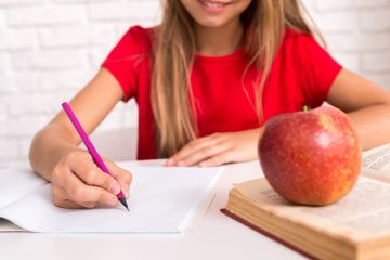 Pada buku Ilmu Pengetahuan Alam dan Sosial Kelas V Kurikulum Merdeka, halaman 160, terdapat soal uji pemahaman bab 5.