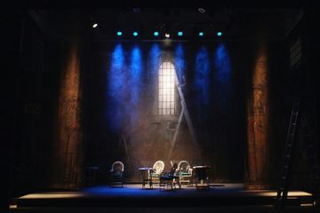 Dalam melakukan kritik teater, ada unsur-unsur penting yang harus dilibatkan.