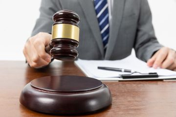 Berdasarkan sumbernya, hukum dibedakan menjadi beberapa jenis.