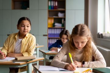 Contoh Perilaku Bertentangan Hukum di Lingkungan Keluarga dan Sekolah
