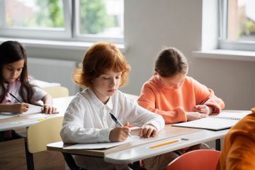 Pada buku Bahasa Inggris Kelas IX Kurikulum Merdeka, halaman 116, terdapat soal Worksheet 2.20. 