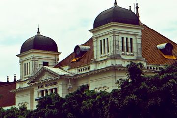 Bank Indonesia sebagai bank sentral di Indonesia bertugas mengendalikan kebijakan moneter.