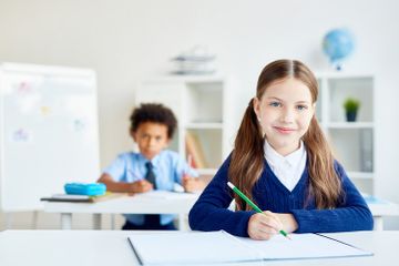Pada buku Bahasa Inggris Kelas IX Kurikulum Merdeka, halaman 182, terdapat soal Worksheet 3.19.