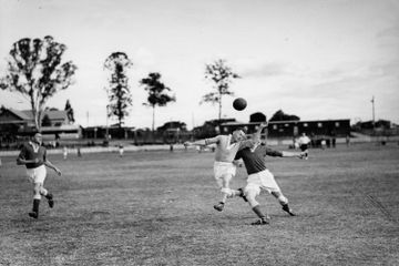 2 Teknik Gerak Menyundul Bola dalam Permainan Sepak Bola, Materi PJOK Kelas XI