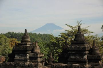 Peninggalan Hindu-Buddha terdiri dari beberapa bentuk.