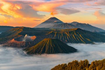 Ada beberapa manfat letak geologis Indonesia.
