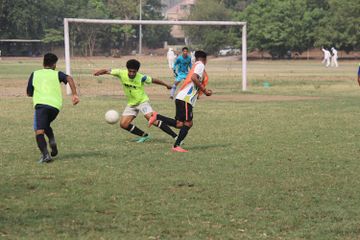 Sepak bola merupakan salah satu cabang olahraga bola besar yang populer bahkan mendunia.