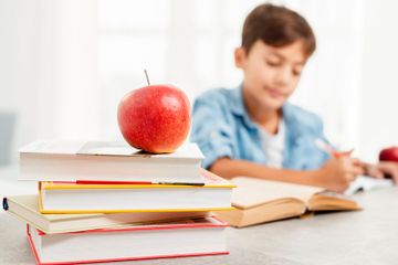 Pembahasan soal evaluasi esai Tema 01, buku Ilmu Pengetahuan Sosial Kurikulum Merdeka, Kelas VIII, halaman 60.