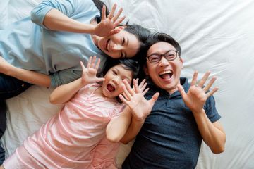 Salah satu agen sosialisasi adalah keluarga.