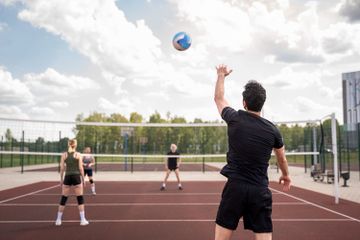Cara Melakukan Servis Atas atau Tenis Servis Permainan  Bola Voli, Materi PJOK Kelas VIII