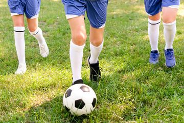 Menendang dan menahan bola dalam permainan sepak bola bisa dilakukan dengan beberapa cara.
