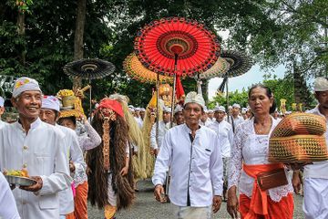 Tradisi lokal adalah warisan budaya yang mencerminkan nilai-nilai, sejarah, dan identitas suatu daerah. 