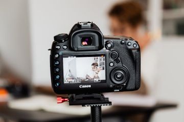 Kunci Jawaban Soal Kegiatan 2 Menganalisis Vlog untuk Vlog 2 pada Bab 2, Bahasa Indonesia Kelas XI Kurikulum Merdeka