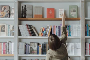 Terdapat soal 'Activity 4' pada 'Unit 2: Fairy Tale' buku Bahasa Inggris Tingkat Lanjut kelas XI halaman 49.