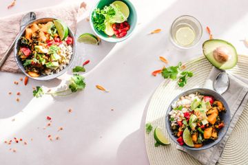 Pertanyaan dalam soal 'Chapter Review', 'Chapter 4: Healthy Foods' terdiri dari 8 dan berupa tanya jawab.