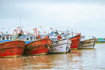 Ekonomi maritim adalah bentuk perekonomian yang merujuk kepada pelayaran niaga, perawatan kapal, navigasi transportasi laut, pelabuhan, dan sebagainya.