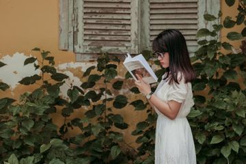 Salah satu kegiatan mengapresiasi karya sastra puisi adalah musikalisasi puisi.