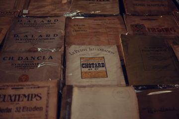 Makna sinkronis dalam sejarah diartikan sebagai cara berpikir yang meluas dalam ruang tetapi terbatas pada waktu.