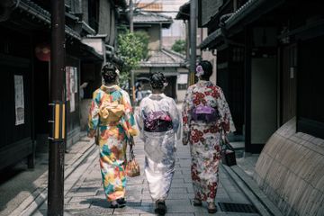 Salam dalam bahasa Jepang ada beragam dan biasanya memiliki konteks penggunaan yang berbeda-beda.