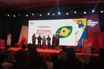Penyerahan hadiah pemenang AIA Healthiest Schools Competition di tingkat regional.