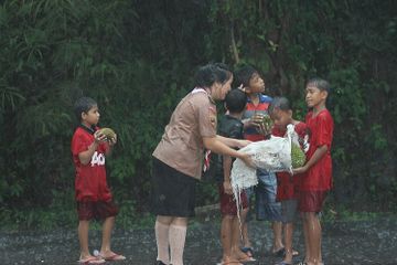 Gotong royong adalah salah satu sikap dan budaya khas Indonesia yang terkenal.