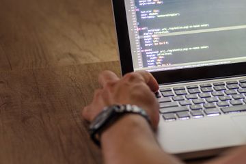 Terdapat soal Latihan 7 dan Latihan 8 pada Bab 6: 'Analisis Data' di halaman 119-120.