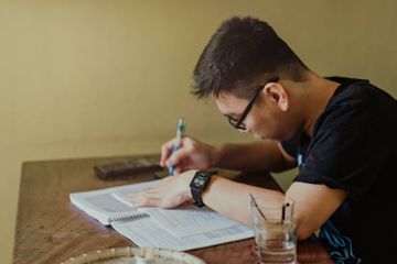 Terdapat soal Pengayaan pada Bab 7: 'Keanekaragaman Makhluk Hidup, Interaksi, dan Peranannya di Alam' di halaman 176.