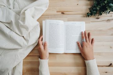 Soal Tes Formatif B. Soal Esai pada Bab 1: 'Pengantar Antropologi' terdiri dari lima pertanyaan.