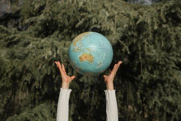 Globalisasi adalah proses integrasi yang menghubungkan negara-negara di seluruh dunia melalui perdagangan, investasi, teknologi, informasi, budaya, dan interaksi sosial.