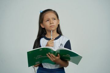 Istilah anakronisme berasal dari dua kata, yaitu 'ana' yang berarti mundur dan 'chromos' artinya waktu.