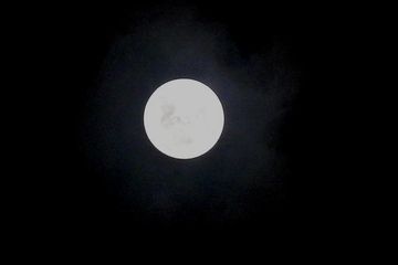 Mengapa Permukaan Bulan Selalu Terlihat Sama Bobo