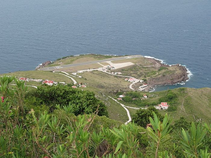 Bandara Juancho E. Yrausquin