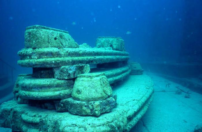 Area terumbu karang buatan yang dibuat menyerupai Atlantis
