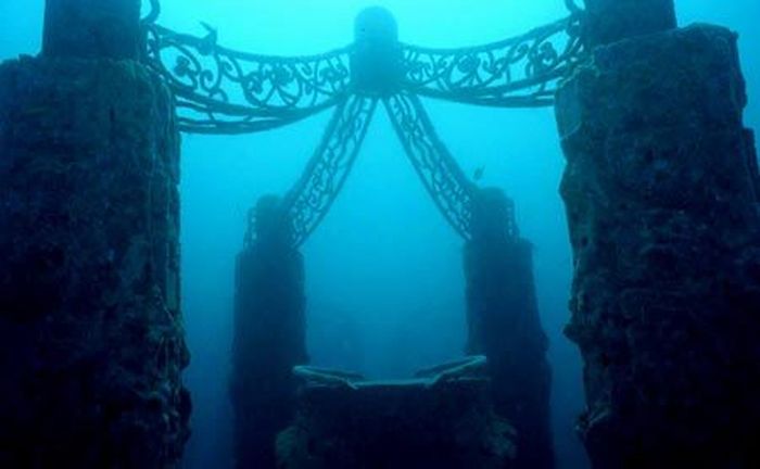 Area pemakaman bawah laut yang dibuat seperti gerbang masuk ke Atlantis