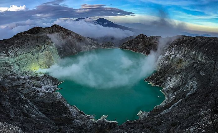 Kawah Ijen yang berwarna hijau kebiruan