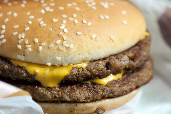 Di atas roti burger juga ada biji wijen