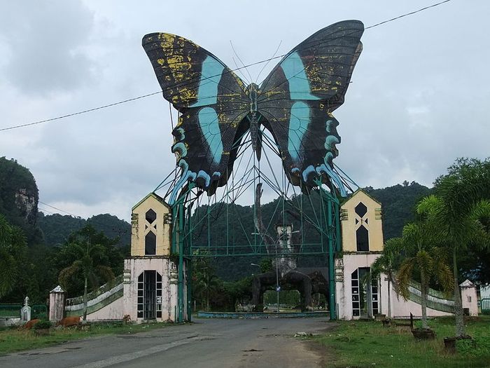 Pintu gerbang Balai Taman Nasional Bantimurung Bulusaraung.