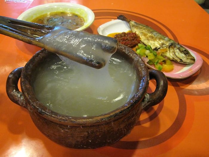 Papeda, salah satu olahan sagu