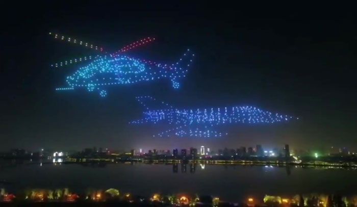 Drone dengan cahaya warna-warni membentuk helikopter dan pesawat jet di Nanchang Flight Convention 2019
