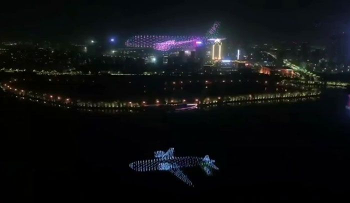 Lihat, kita bisa melihat bayangan pesawat dari drone di langit!