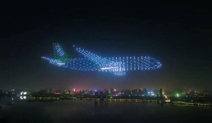 Drone yang bercahaya membentuk pesawat terbang di Nanchang Flight Convention 2019