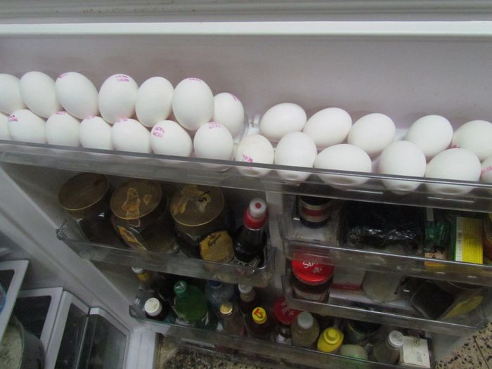 Telur di pintu kulkas.
