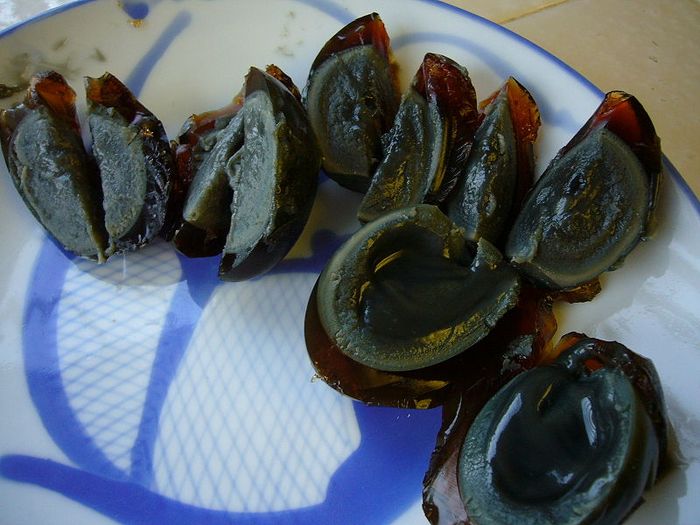 Telur bitan dicampurkan dalam berbagai makanan di Tiongkok